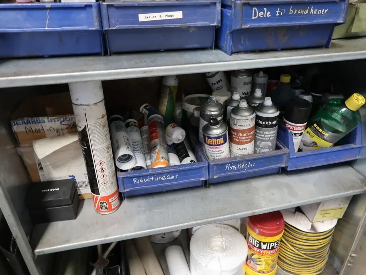Billede 7 - Stålskab med div. Værktøj, plejemidler m.m.
