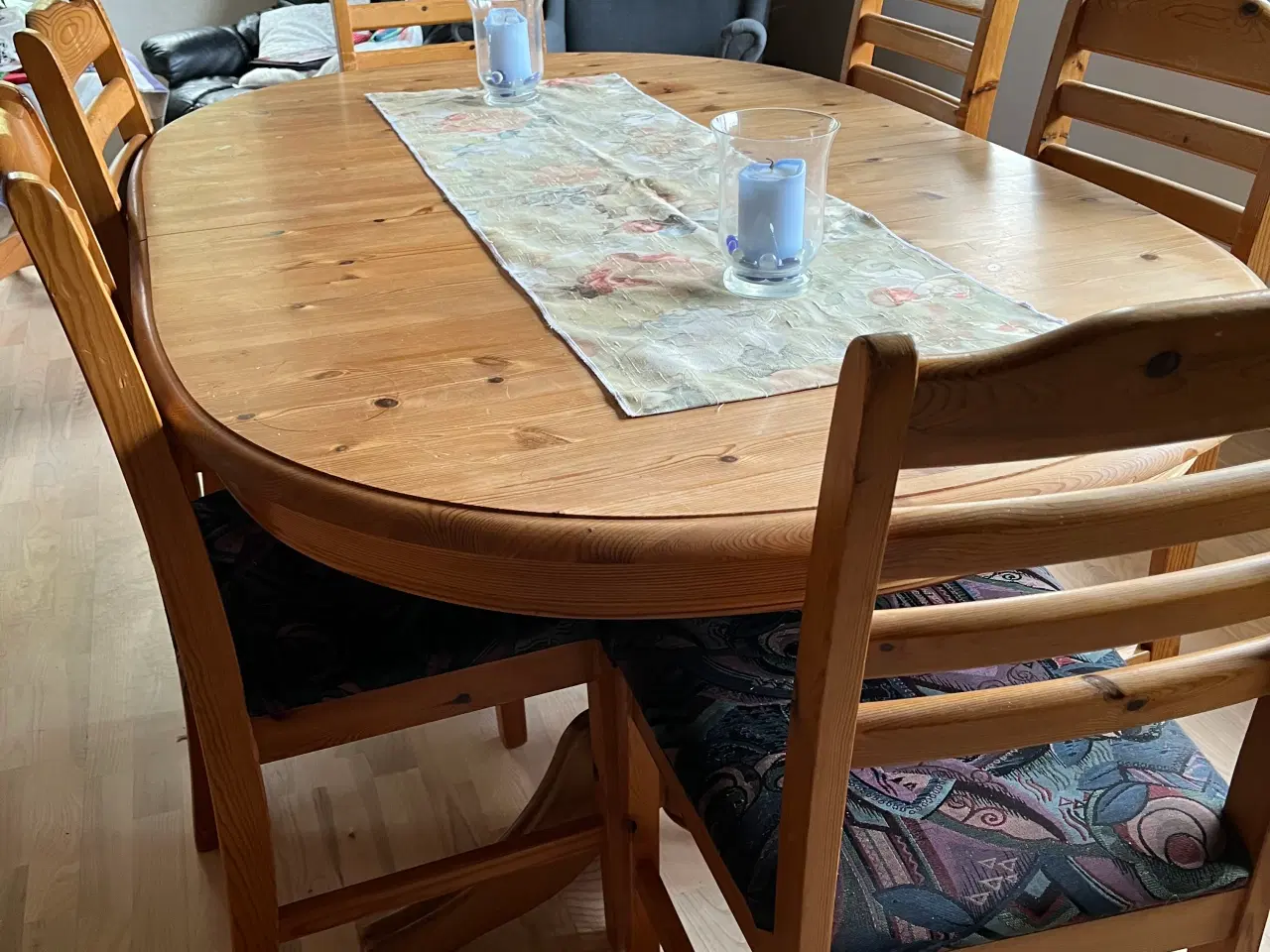 Billede 2 - Spisebord i fyrtræ
