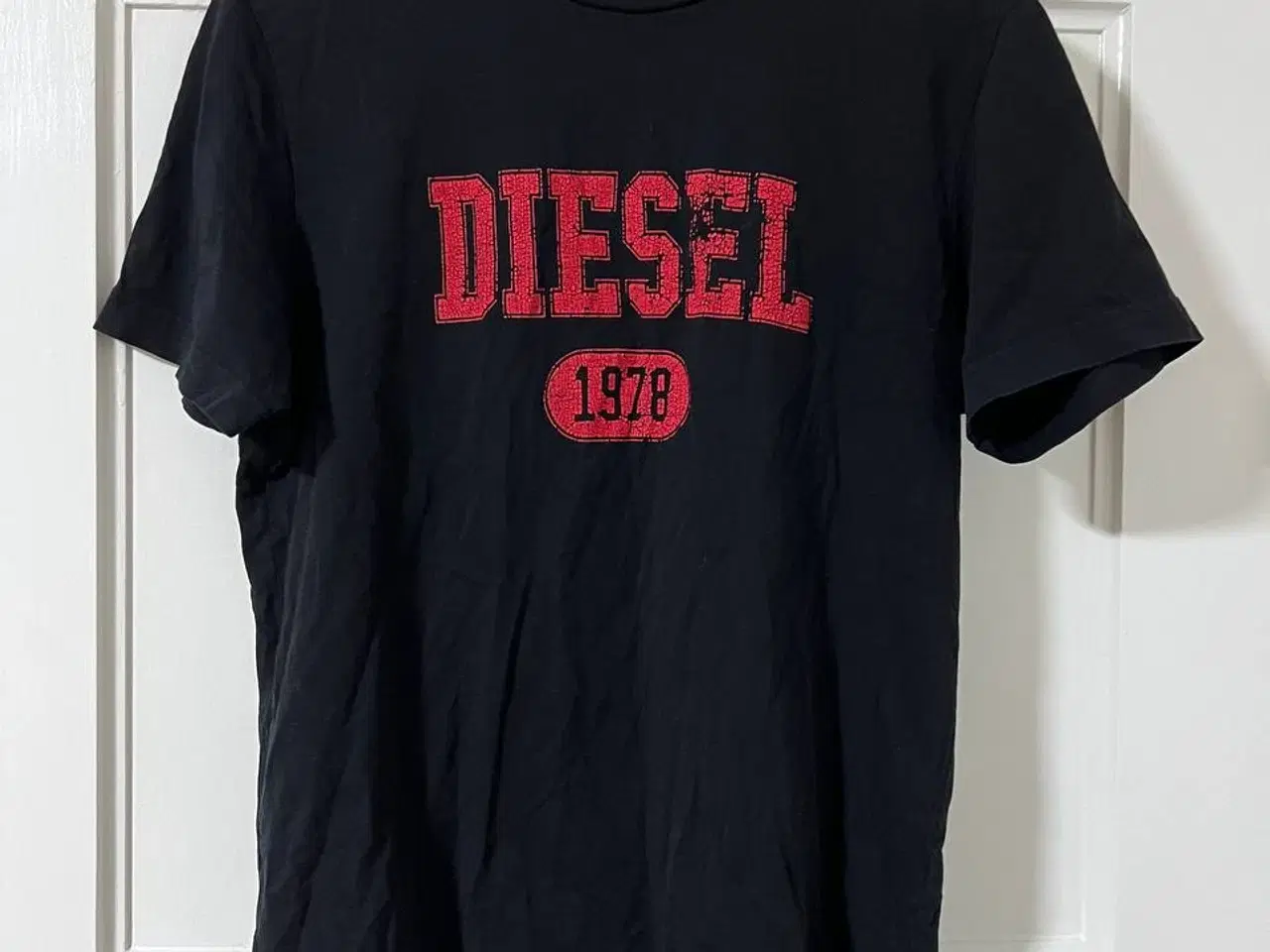 Billede 1 - Diesel T-shirt – sort med rød cracked-print