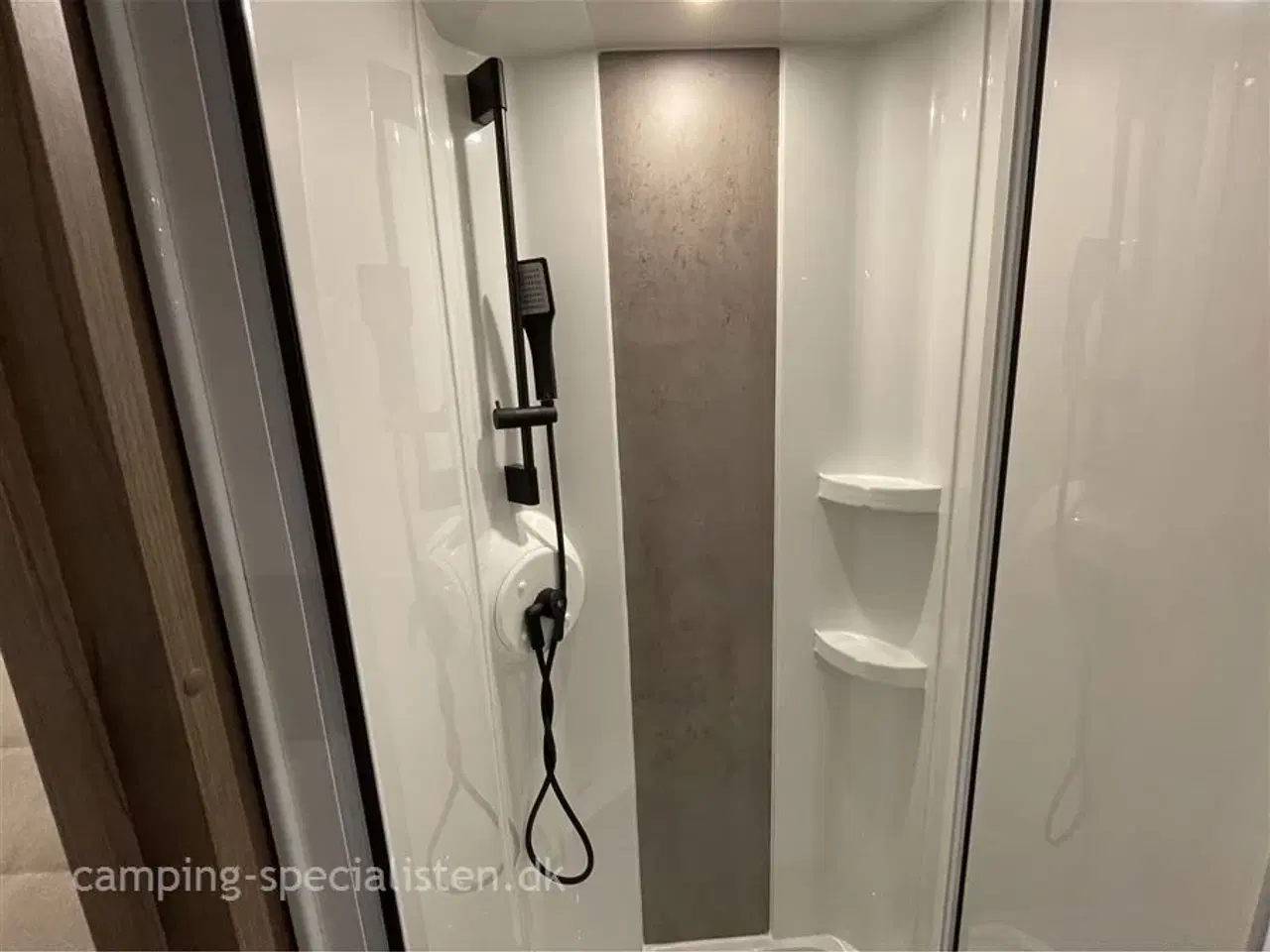 Billede 17 - 2026 - Kabe Imperial 630 TDL E8 Kabe Imperial 630 TDL E8 KS spejlvendt model 2026 kan nu opleves hos Camping-Specialisten