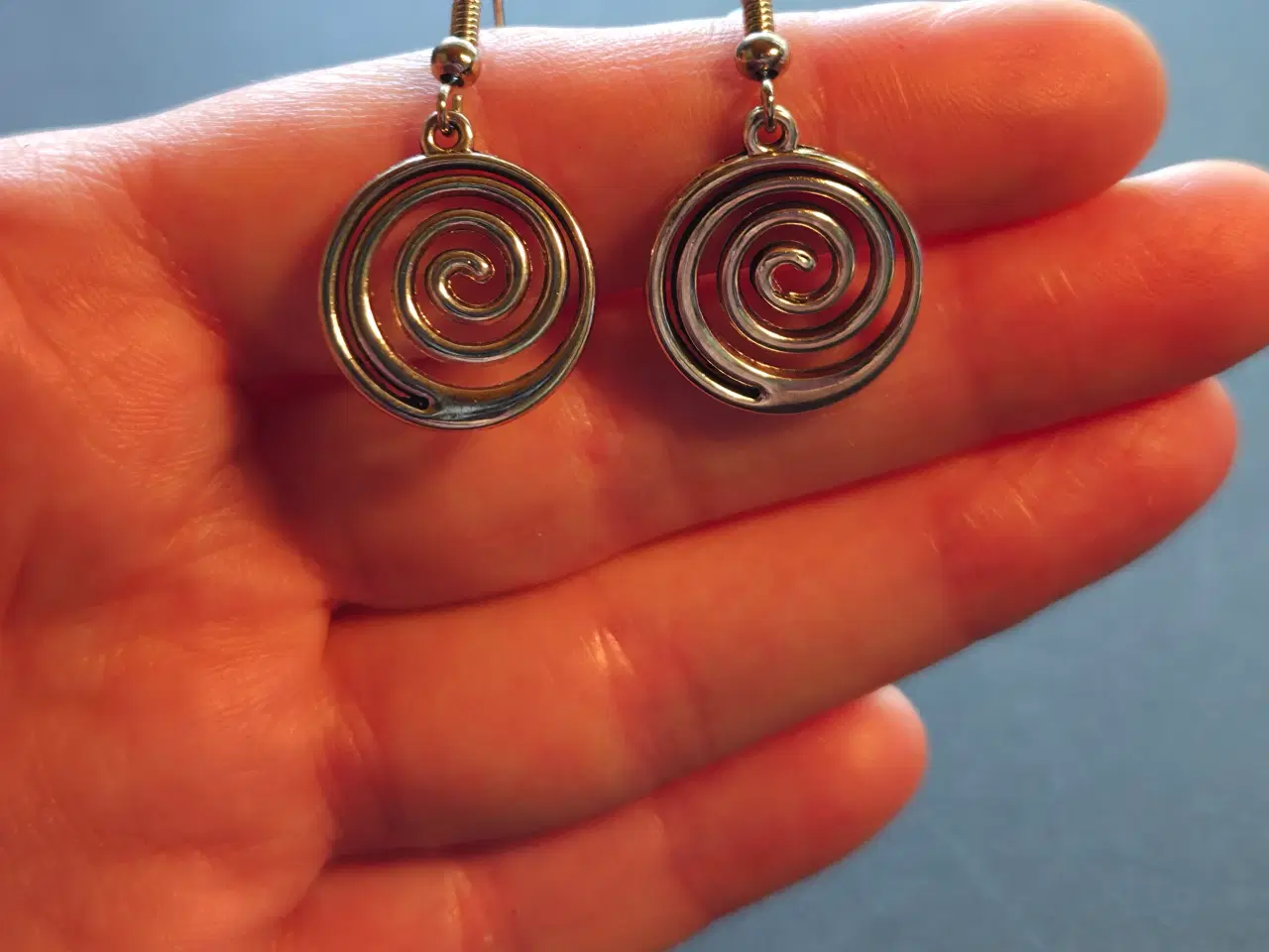 Billede 3 - Spiral sølvfarvede øreringe