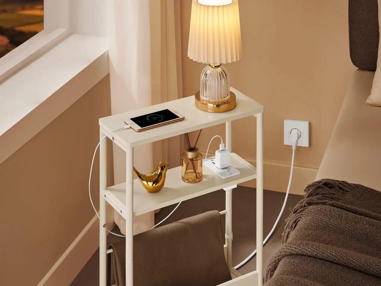 Billede 3 - Smalt sidebord med strømudtag – VASAGLE, 3 niveauer, magasinholder, cremehvid LET335W02