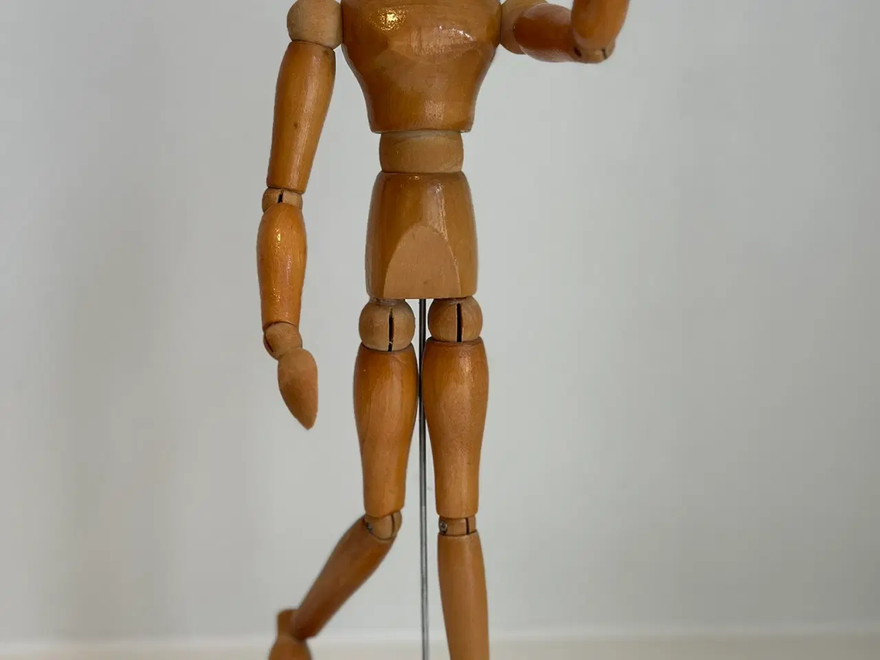 Billede 3 - Gammel tegnefigur / kunstner-dukke i træ
