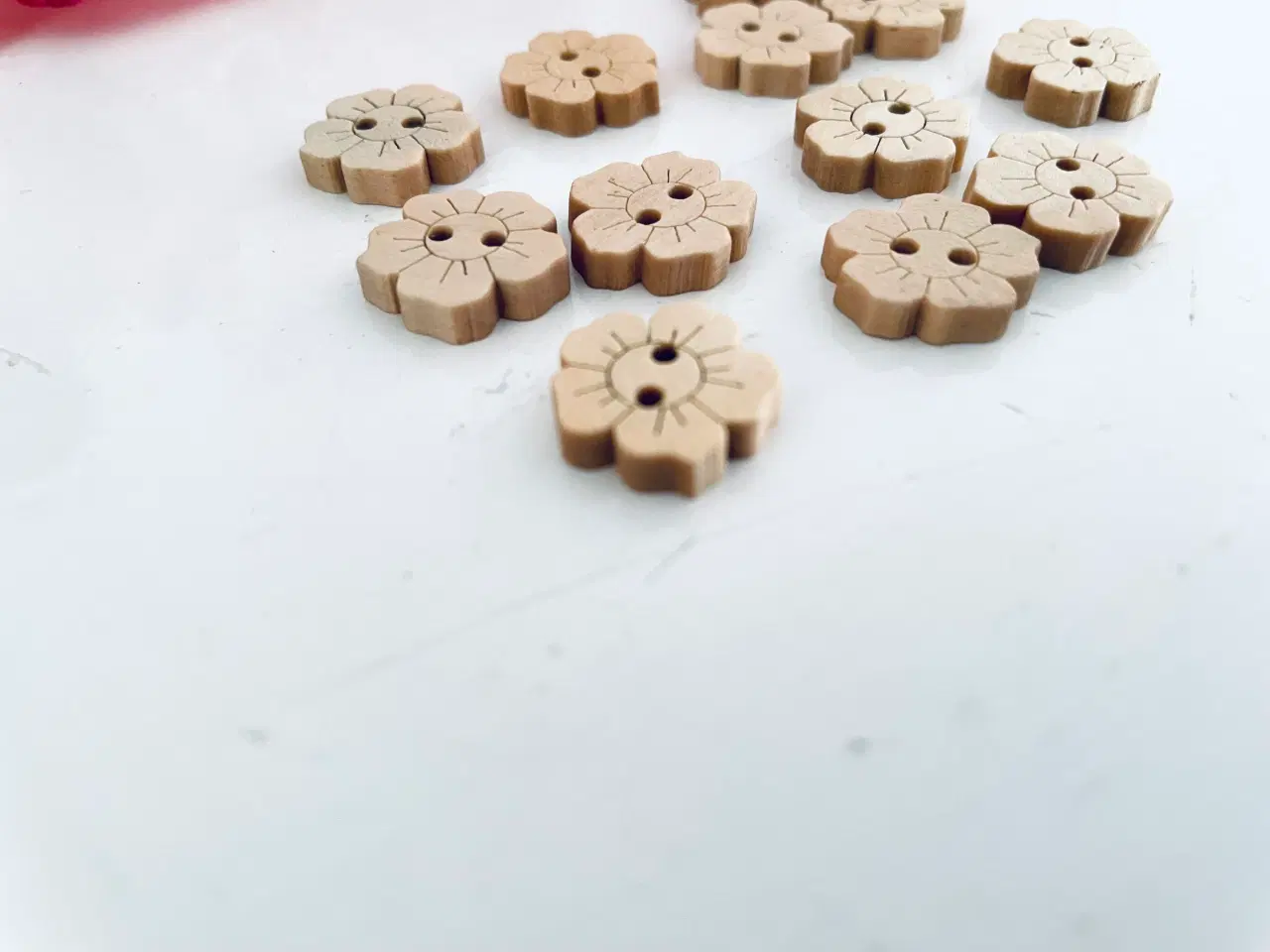 Billede 4 - Knapper blomster i træ 12 stk.