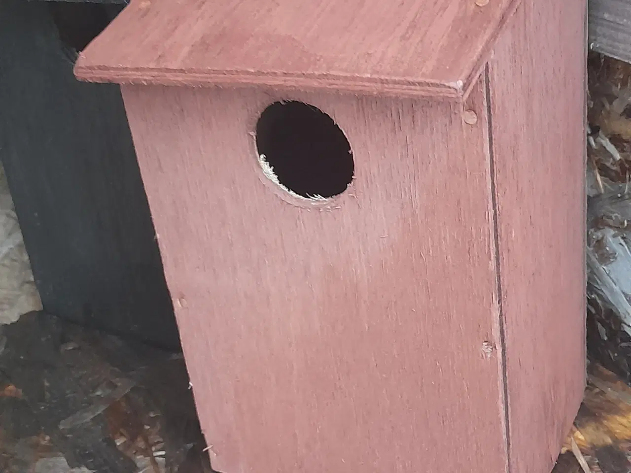 Billede 1 - Forår : det er tid at hænge redekasser op .