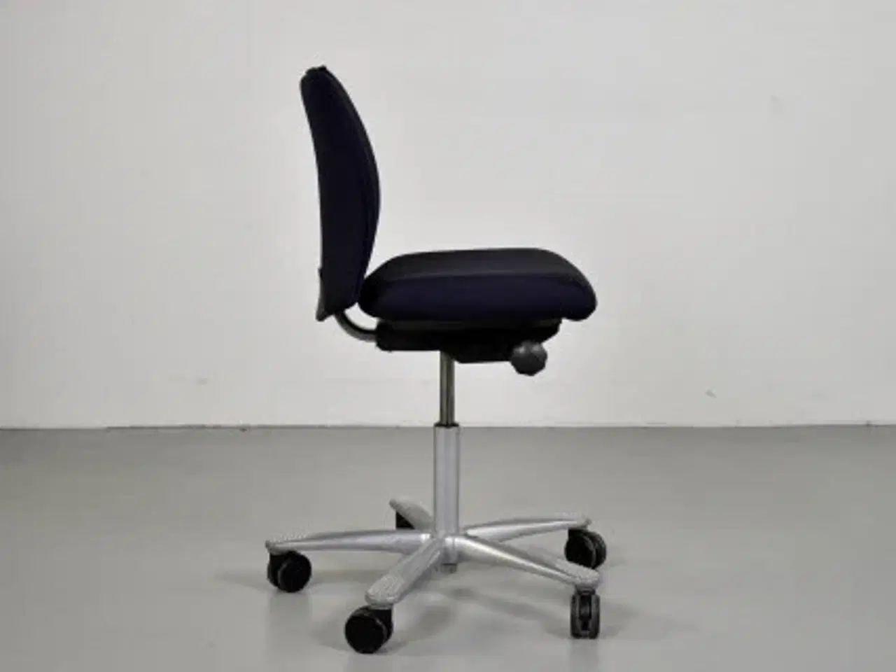 Billede 2 - Häg h05 5200 kontorstol med sort/blå polster og grå stel.