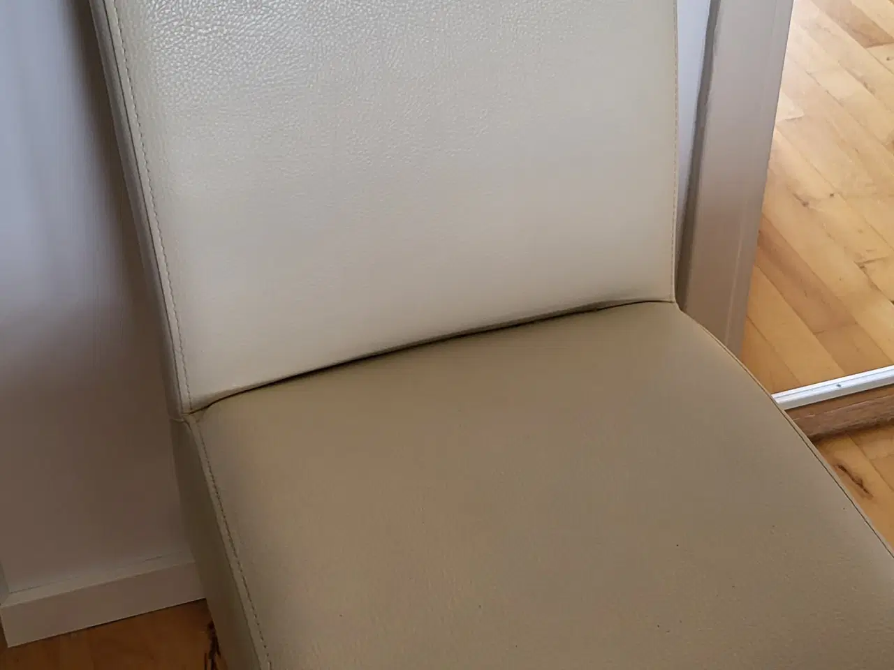 Billede 2 - 6 spisebordstole med høj ryg i eg og hvid "læder"
