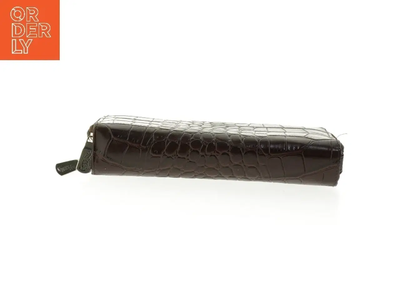 Billede 7 - Brun krokodillepræget pung fra Lacoste (str. 21 x. 12 cm)