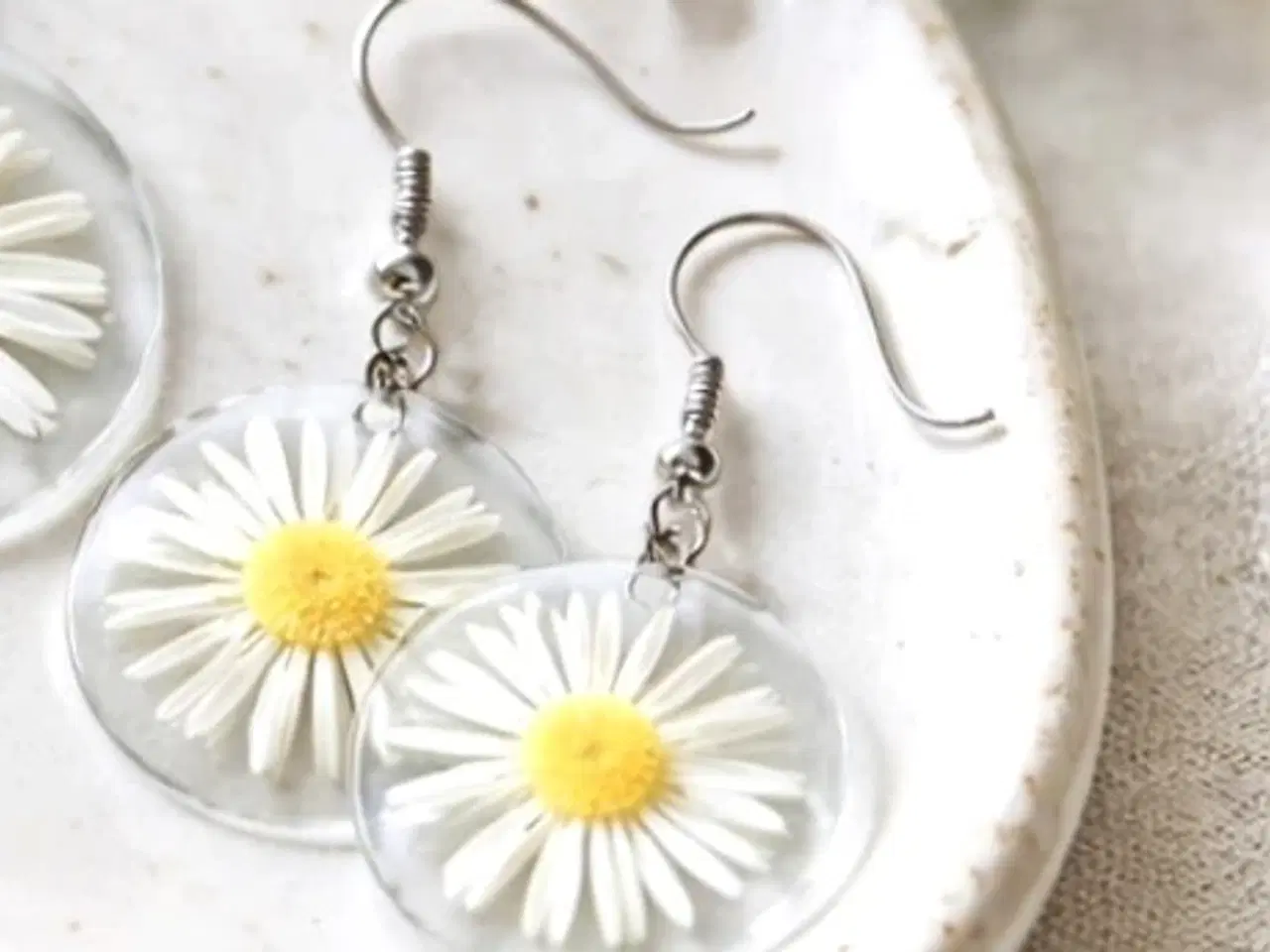 Billede 1 - Øreringe / ørestikker / øreclips med bellis blomst