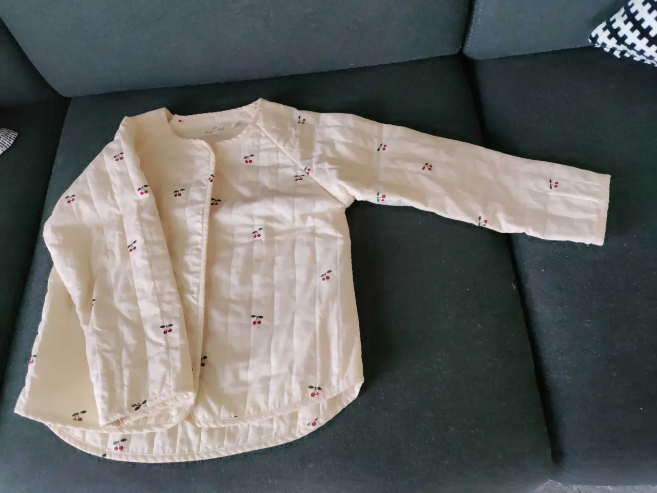 Billede 3 - Quiltet let jakke med kirsebær str 3/4 år