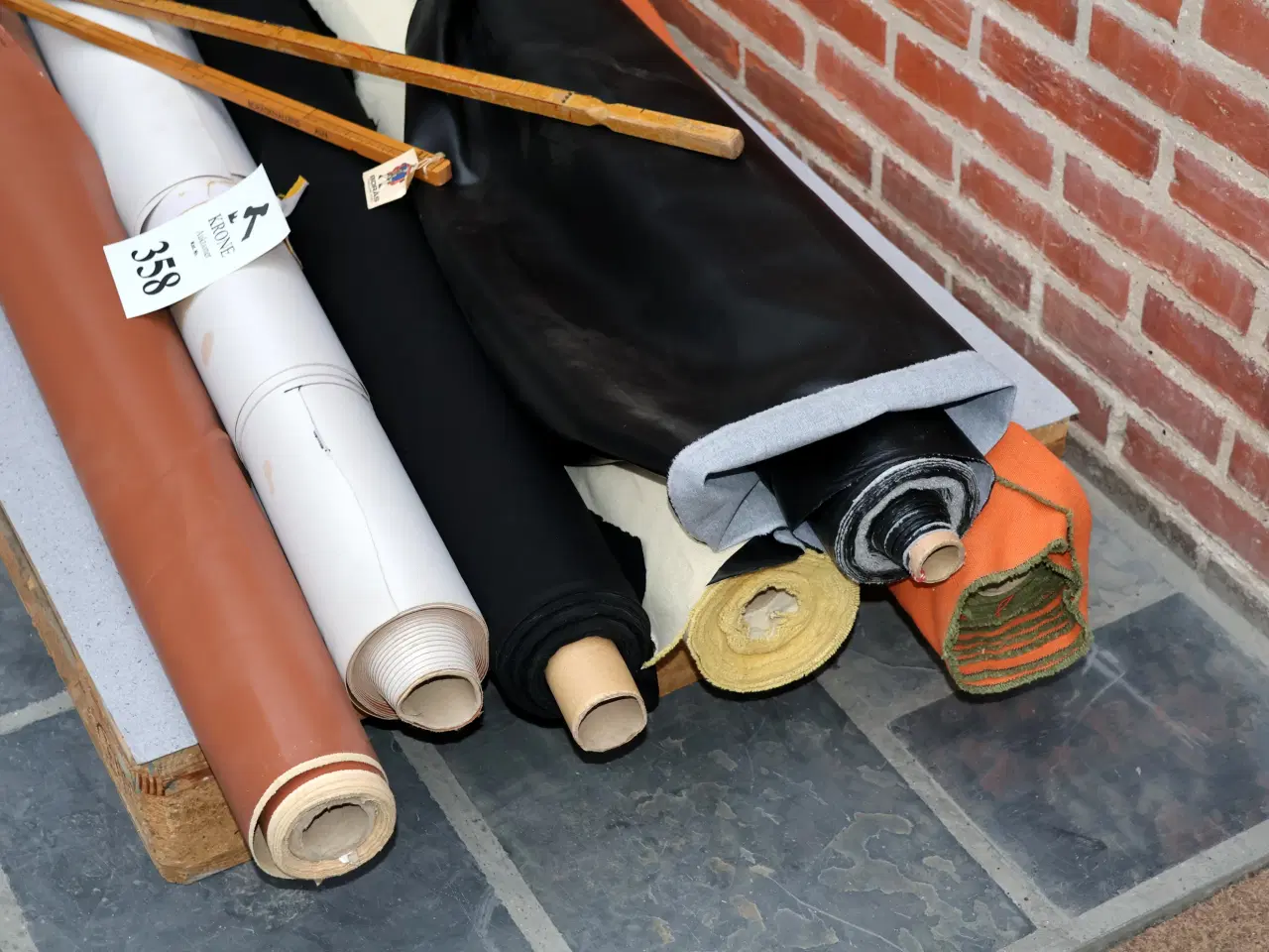 Billede 2 - 6 Ruller stof/kunstlæder m.m. 