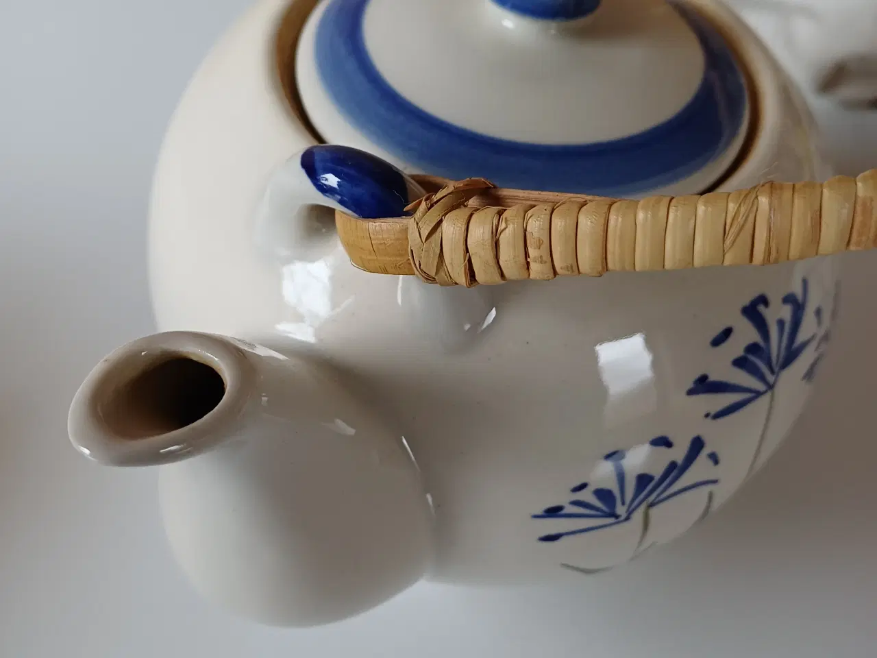 Billede 2 - Tekande porcelæn med blomstermotiv og flet-hank