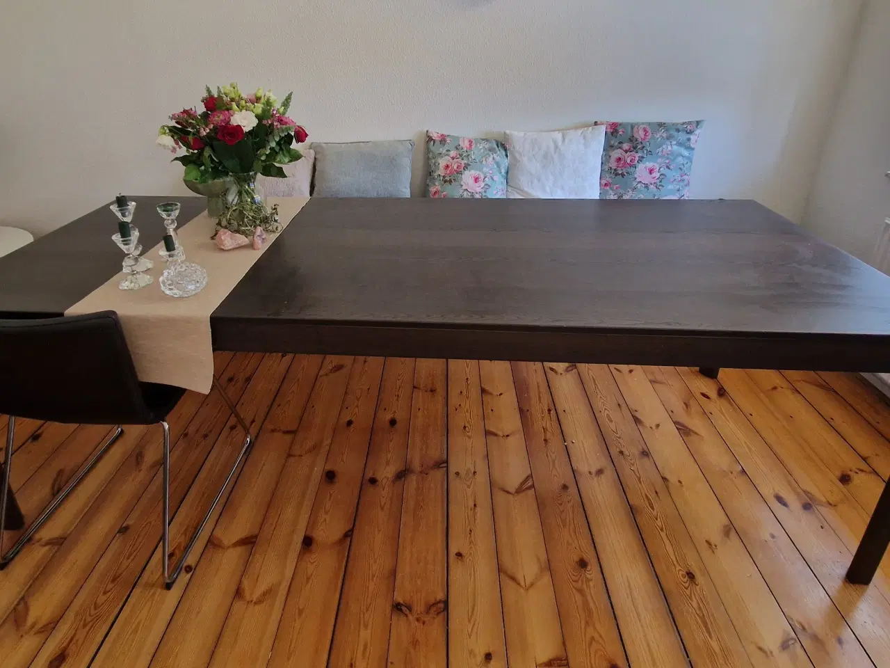 Billede 1 - Sort/Brunbejdset flot spisebord