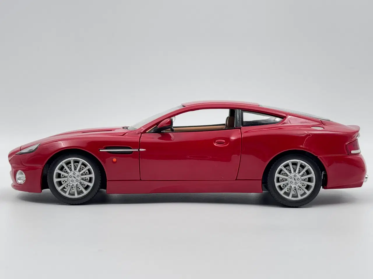 Billede 2 - 2001 Aston Martin V12 Vanquish - 1:18