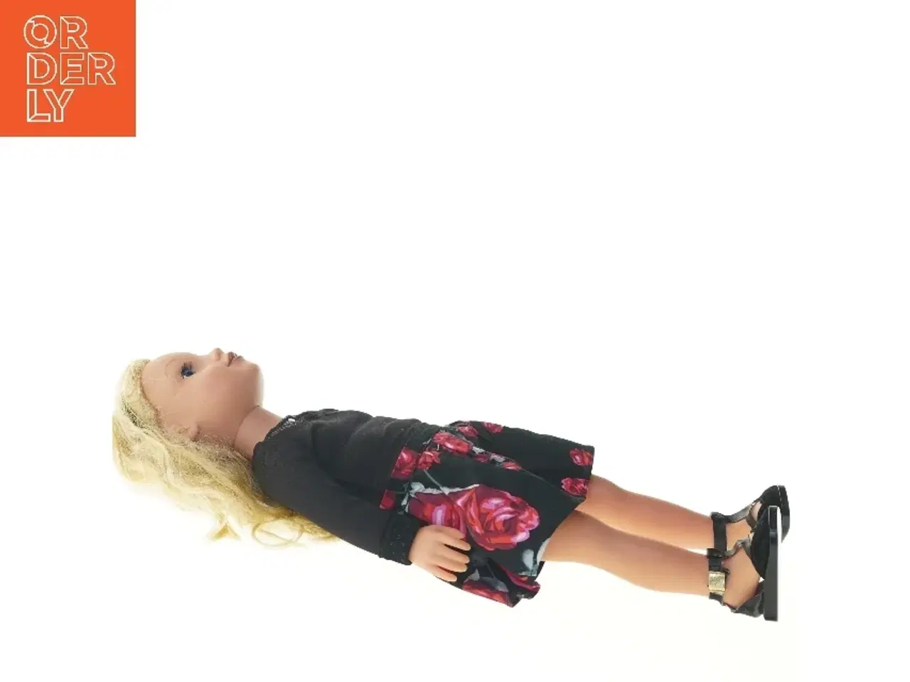 Billede 3 - Dukke med sort bluse og blomster nederdel (str. 50 cm)