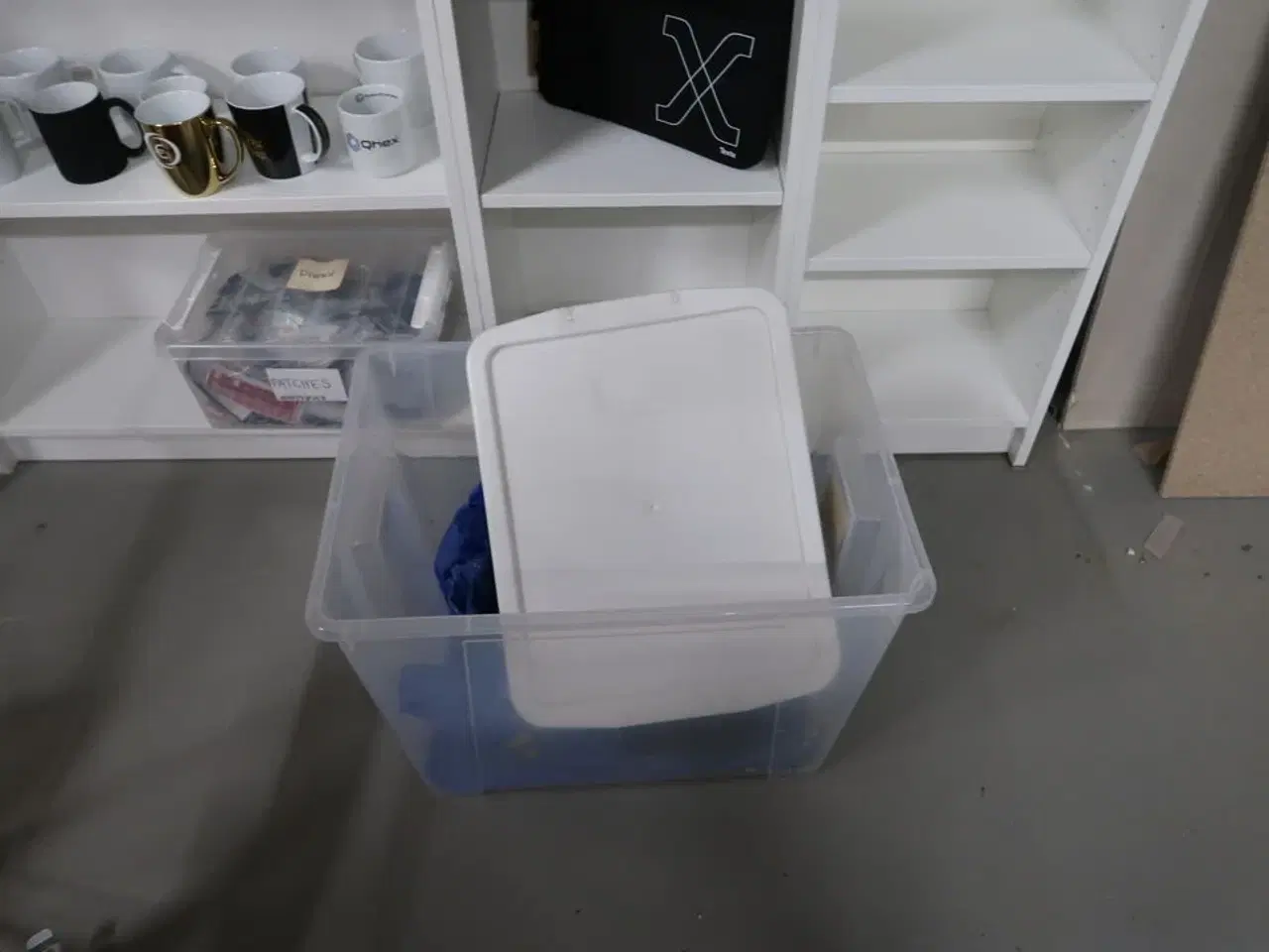 Billede 4 - Reol med indhold