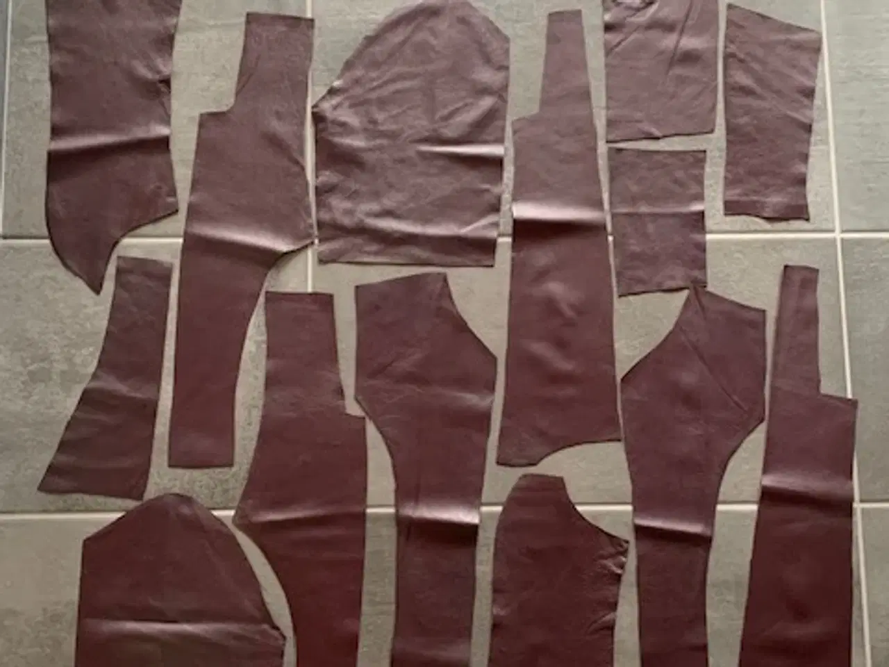 Billede 2 - Skind rester 14 stk. bordeaux i tynd kvalitet