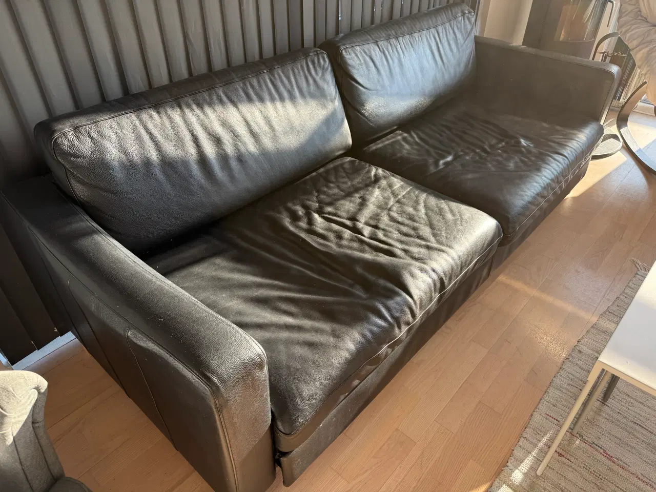 Billede 2 - 3-personers sofa i sort læder, afhentning Lønstrup