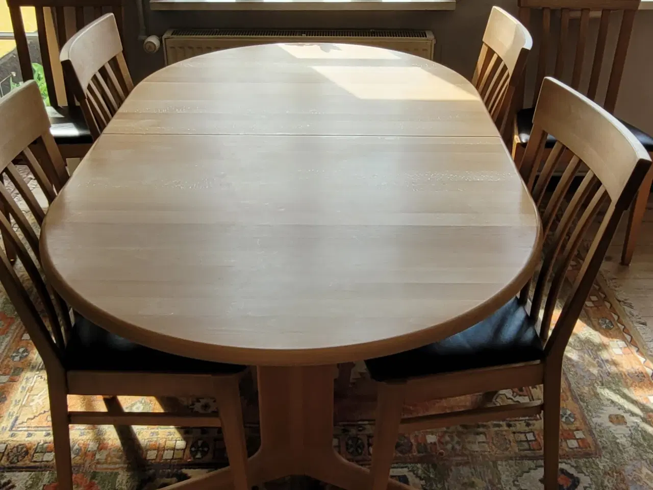 Billede 2 - Udtrækkeligt spisebord med to plader og 6 stole i 