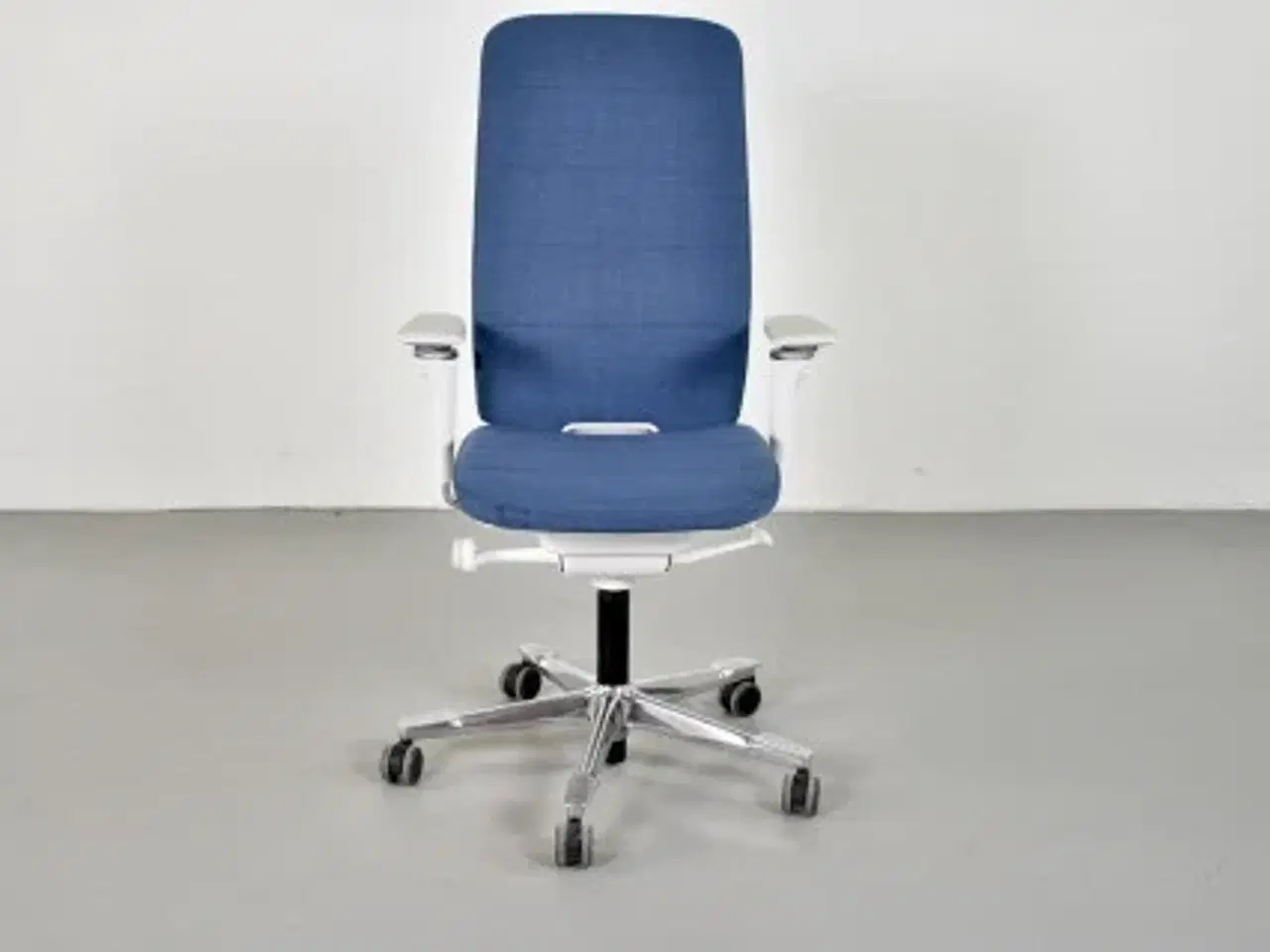 Billede 1 - Kinnarps capella white edition kontorstol med blåt polster og armlæn