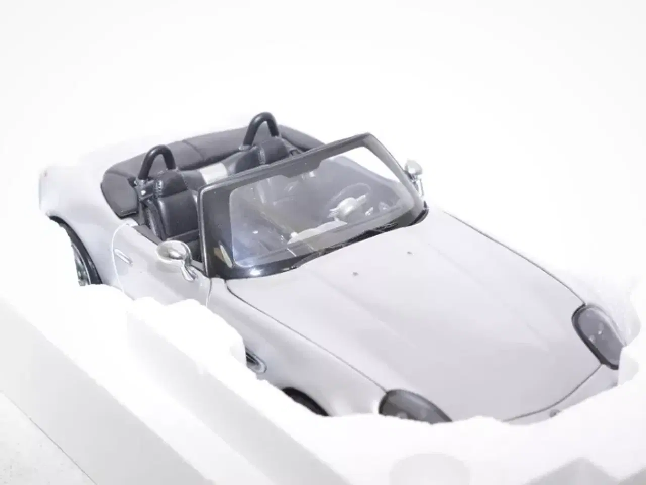 Billede 4 - 1:18 BMW Z8 E52 James Bond 007