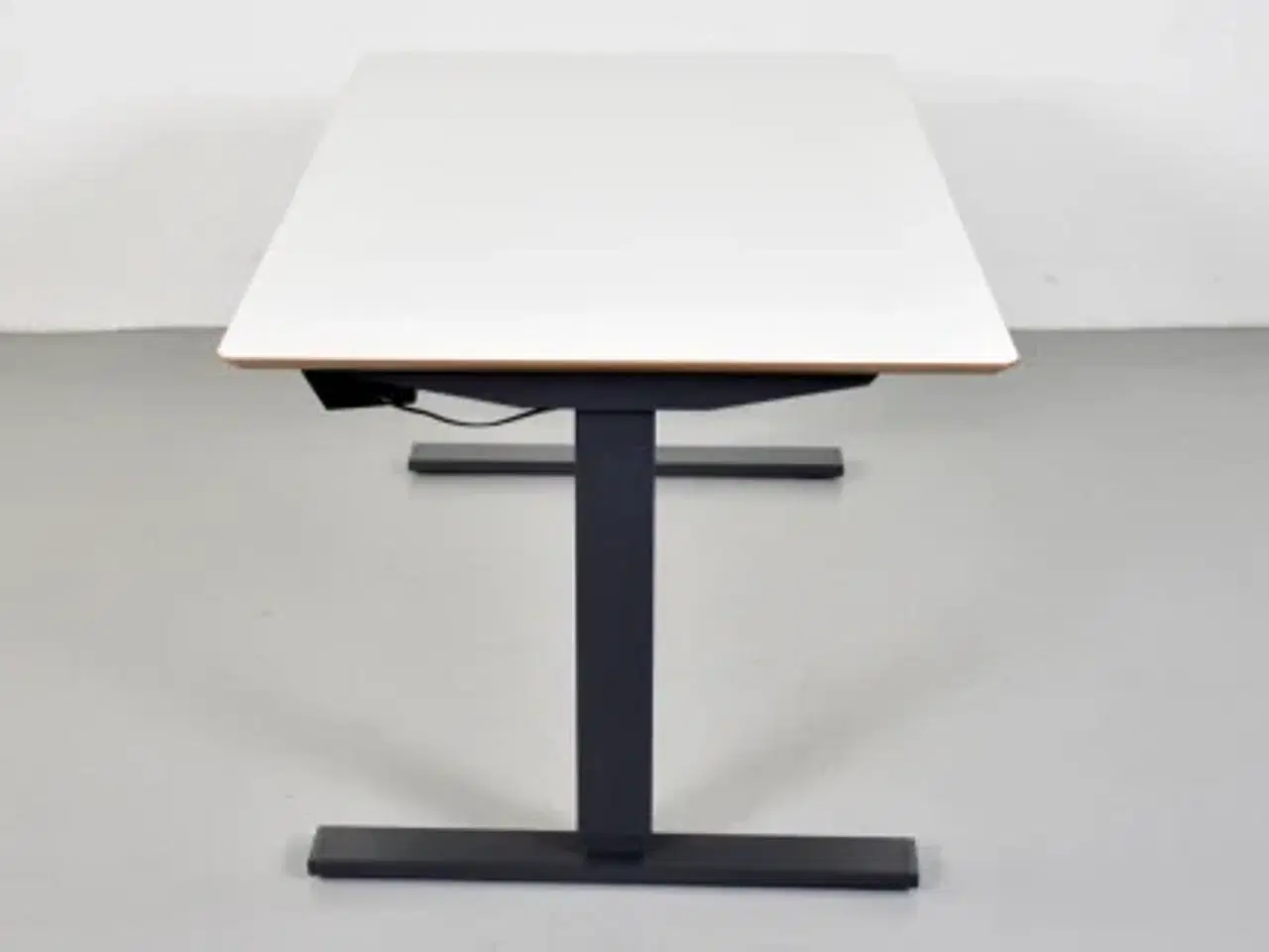 Billede 4 - Scan office hæve-/sænkebord med hvid laminat, 140 cm.