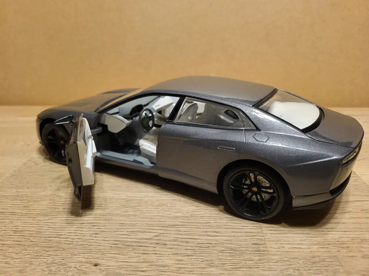 Billede 6 - Modelbil. Lamborghini Estoque Skala 1:18.