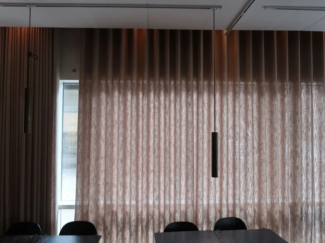 Billede 1 - 2 stk. Gardiner med skinne