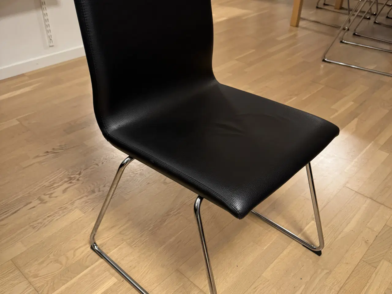 Billede 2 - Spisebord med fire stole