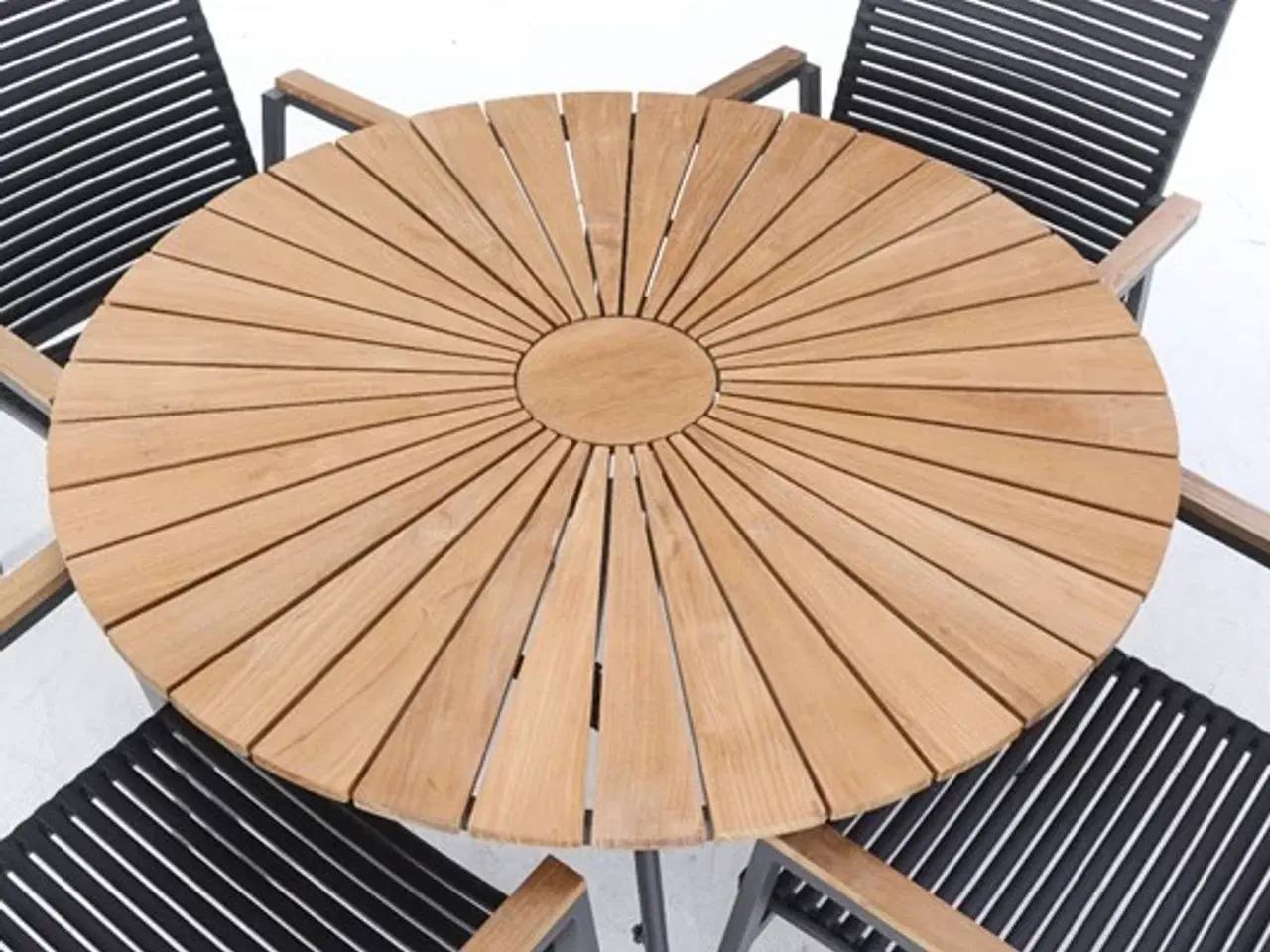 Billede 2 - Havebord samt fire stole 
