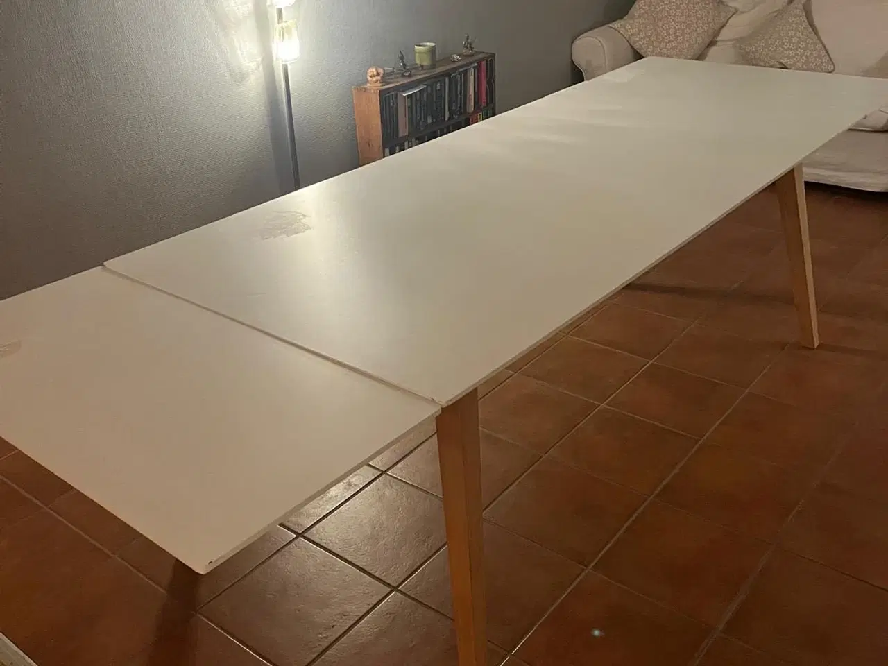 Billede 1 - Spisebord hvid laminat m.egetræs ben