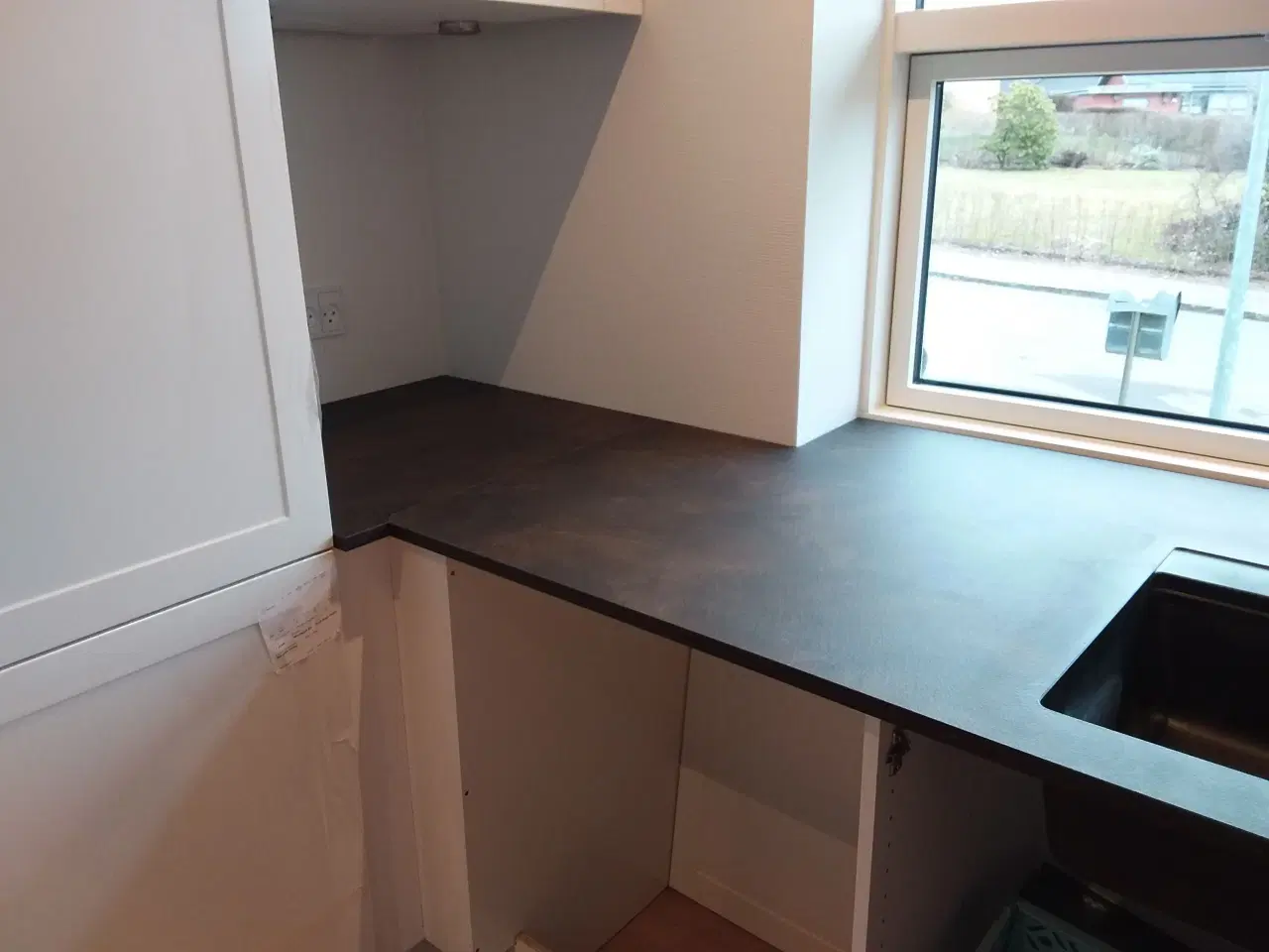 Billede 2 - Ny Køkkenbordplade med underlimet sort vask