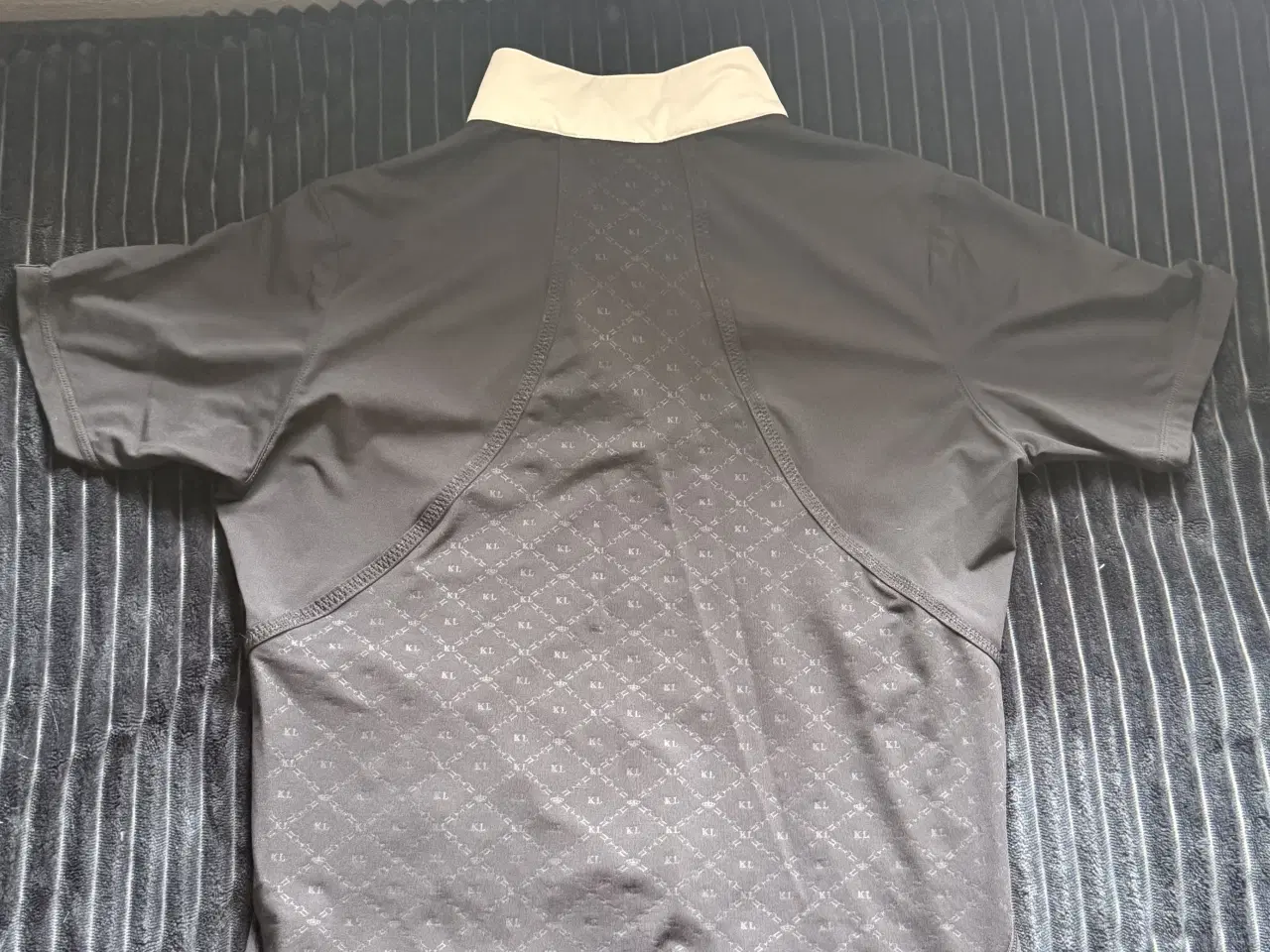 Billede 1 - Stævnebluse Kingsland sælges