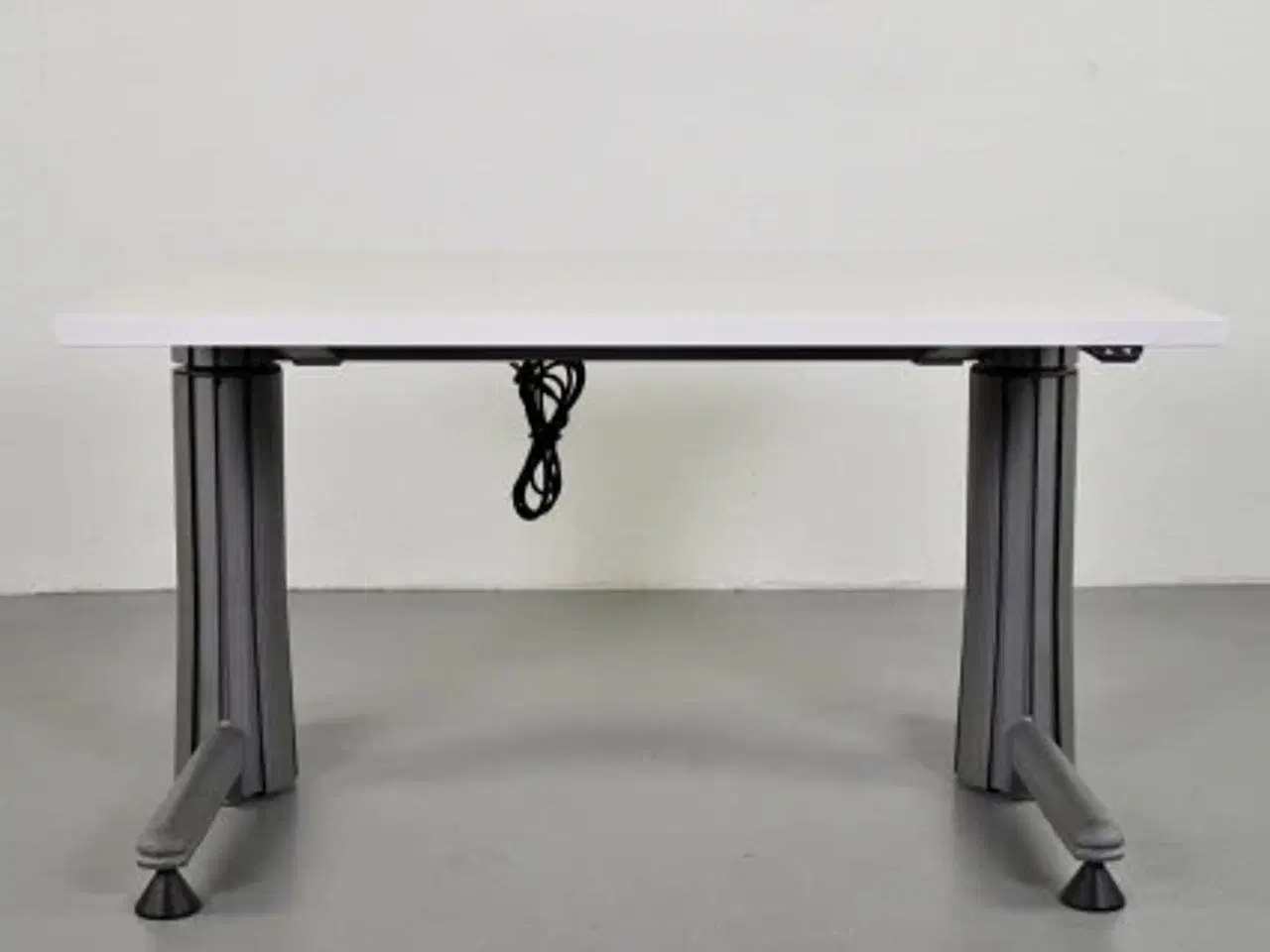 Billede 2 - Hæve-/sænkebord med hvid plade på grå stel