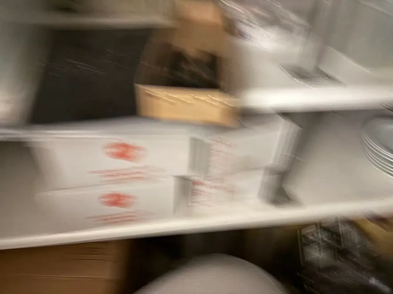 Billede 14 - Indhold i kælderrum af diverse emballage, gastrobakker, køkkenmaskiner, m.v.