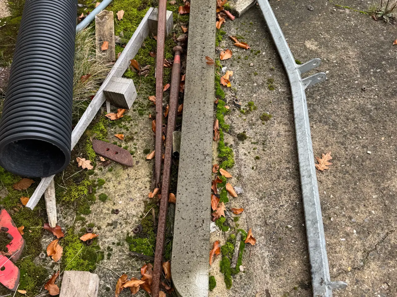 Billede 1 - Betonstøtte til flagstang med beslag 