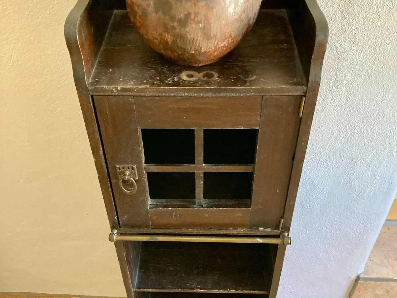 Billede 2 - 60’er fyrretræs reol / skab med 3 hylder og låge