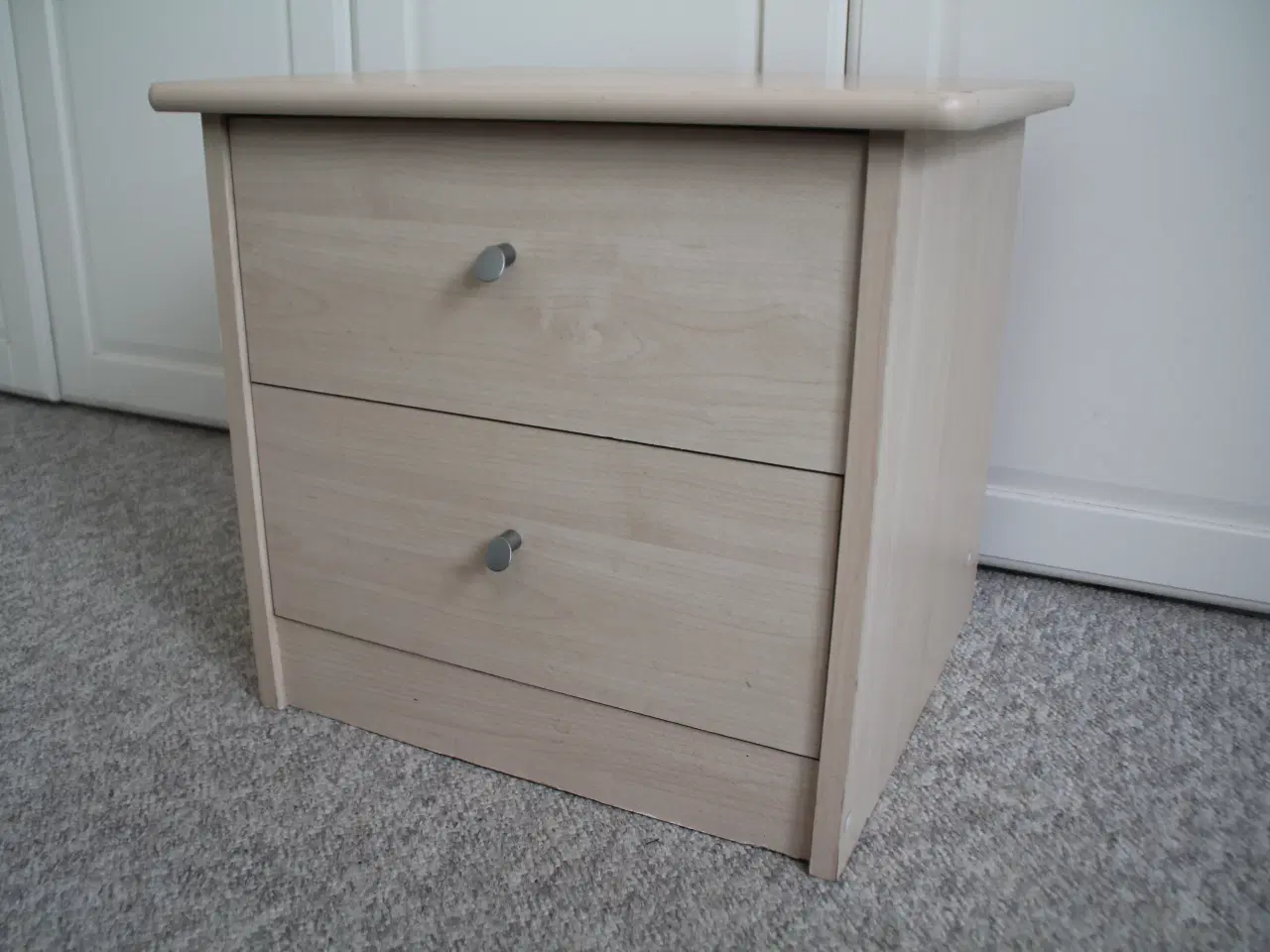 Billede 3 - Sengebord med skuffer 48cm.