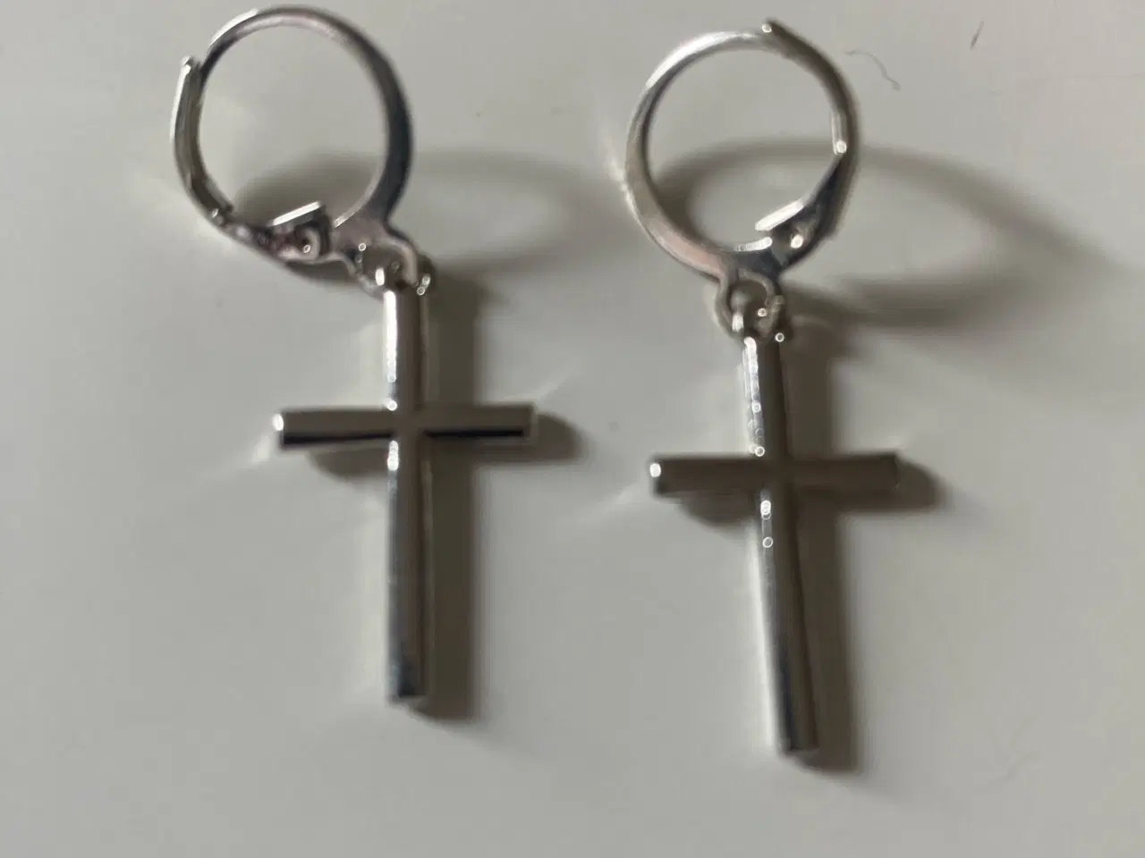 Billede 1 - * Søde øreringe med lille kors - i Tibetansk sølv