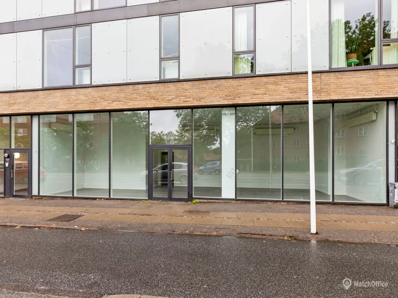 Billede 3 - 112 m² lyst butikslokale med stor eksponering og brede facadevinduer.