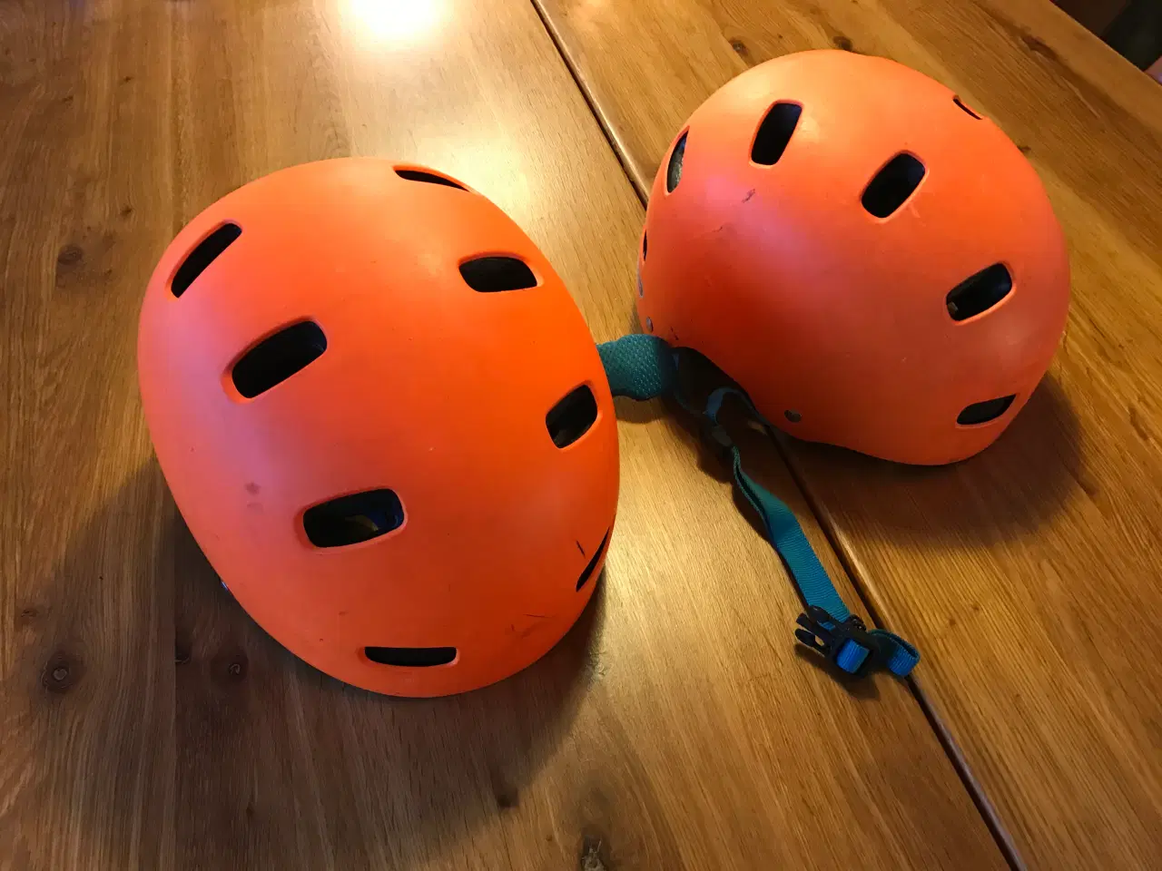 Billede 1 - 2 stk. smarte orange Abus cykelhjelme