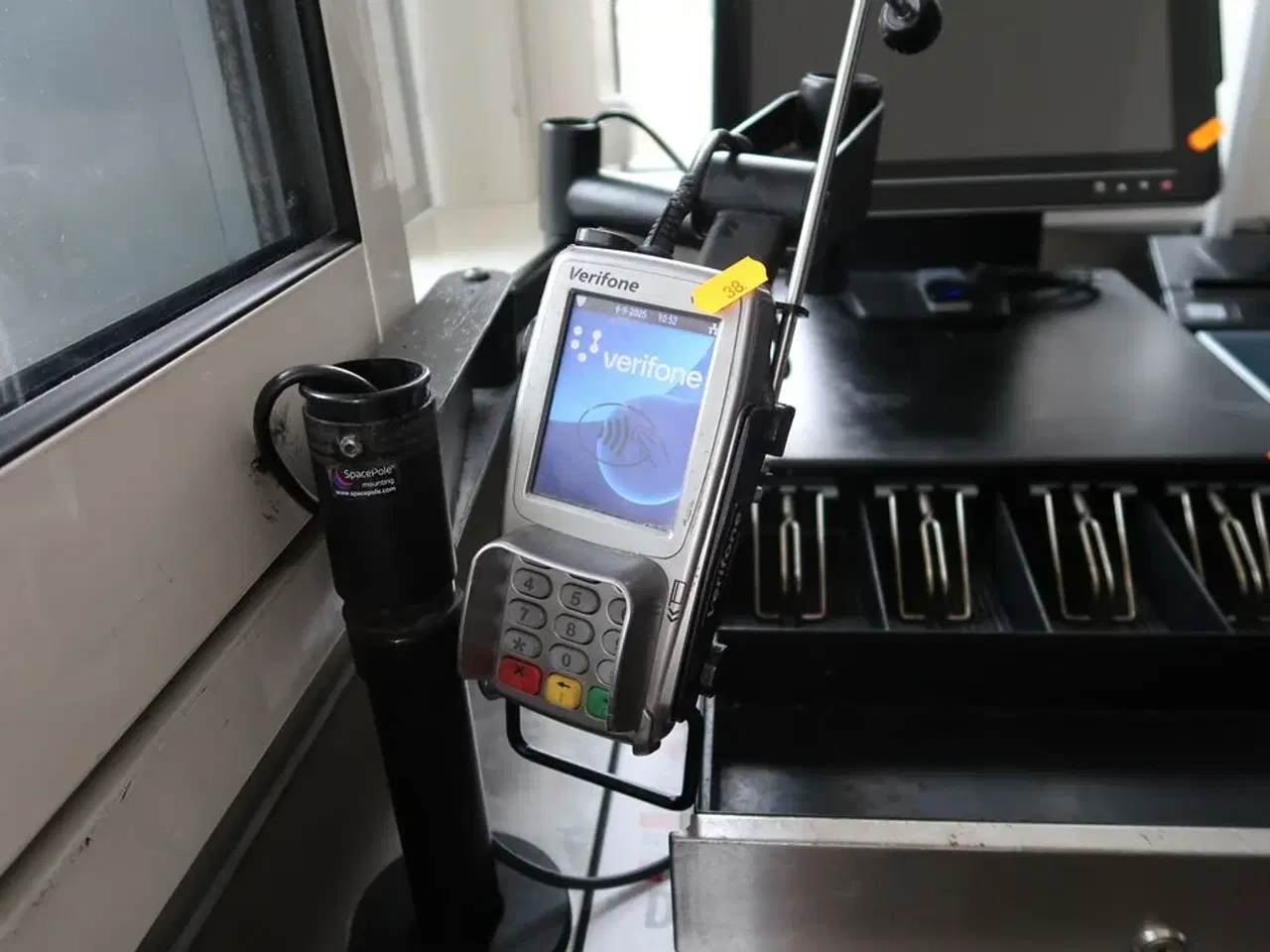 Billede 5 - Kasseapparat CBE med bonprinter, pengeskuffe, computerskærm m.m.