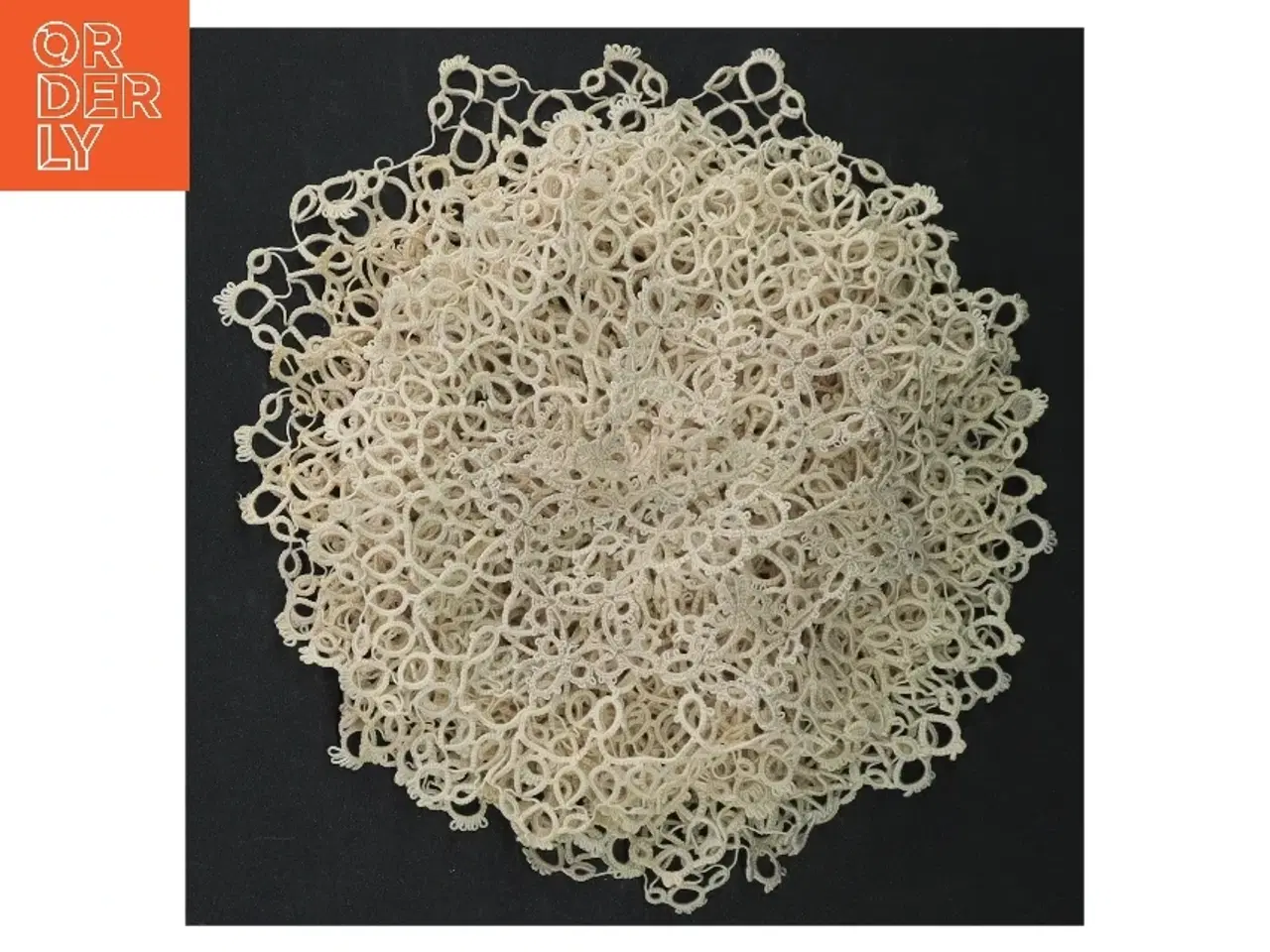 Billede 4 - Kniplet lysedug / mellemlægsserviet  (str. Ikke angivet)