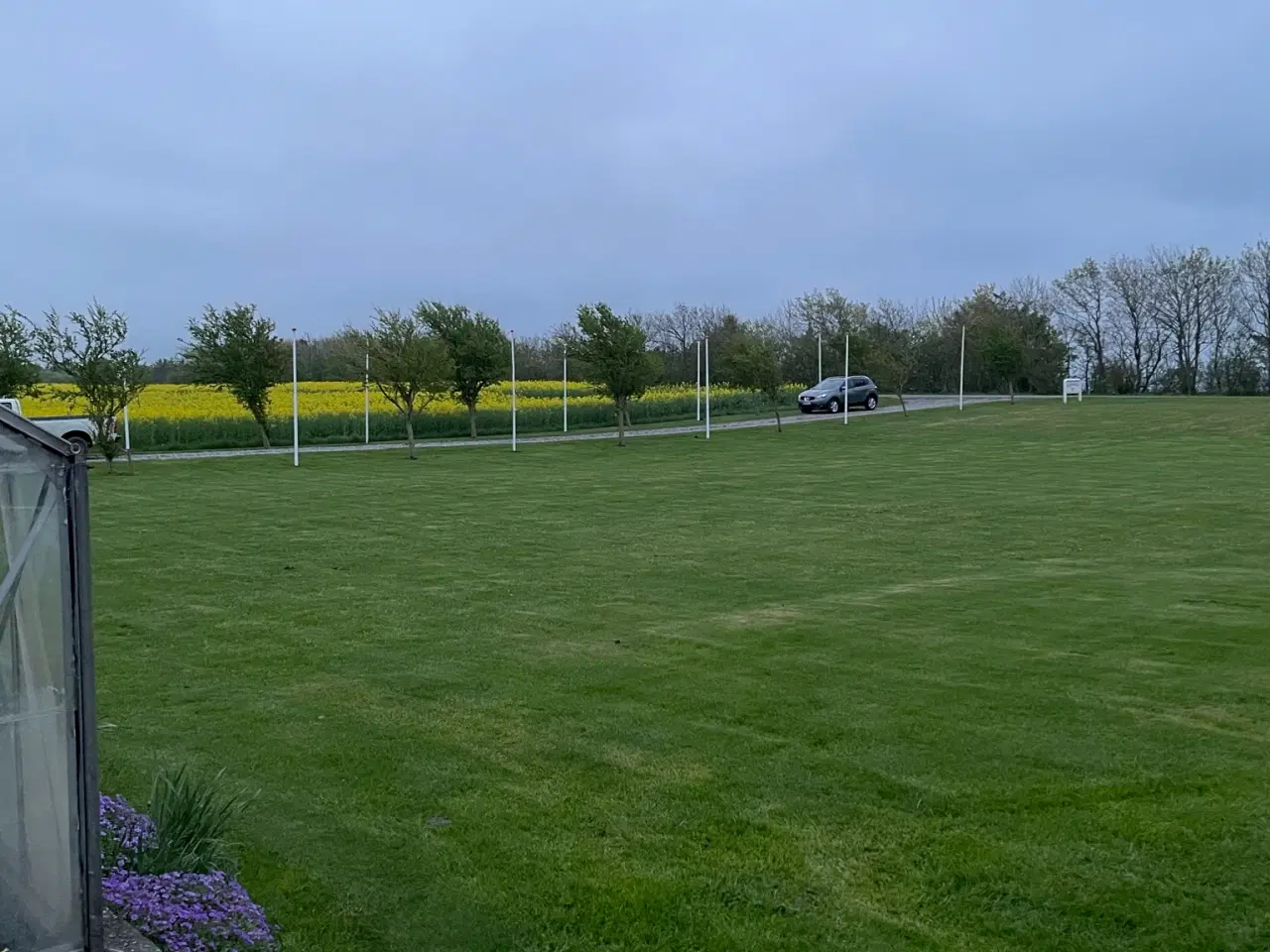 Billede 1 - Flag allé. Vi har 6 stk. ca 4 meter flagstang 