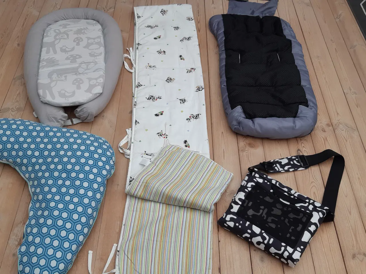 Billede 2 - Ammepude, kørepose, sengerand, pusletaske m.m.