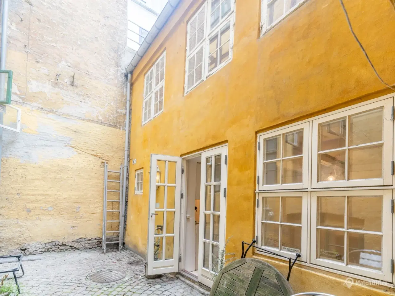 Billede 1 - Charmerende bindingsværkshus i tre plan – en skjult oase midt i Indre By