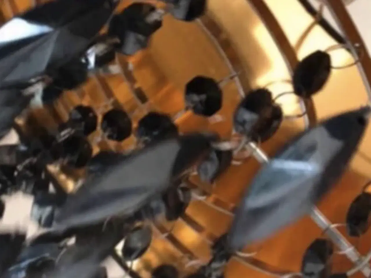 Billede 5 - Fin lampe sort og guldfarvet indvendigt 