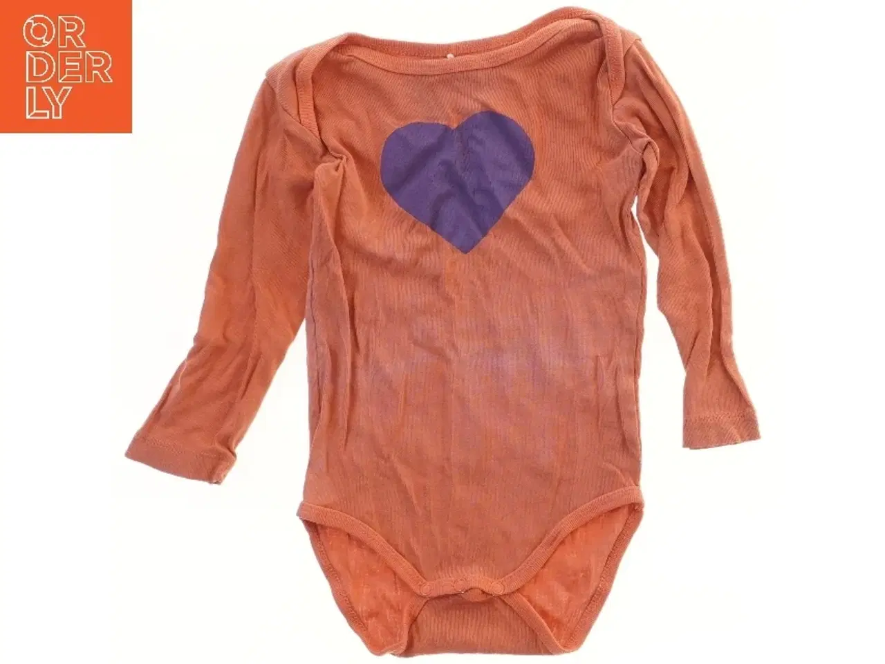 Billede 1 - Babydragt med hjerte motiv (str. 86)