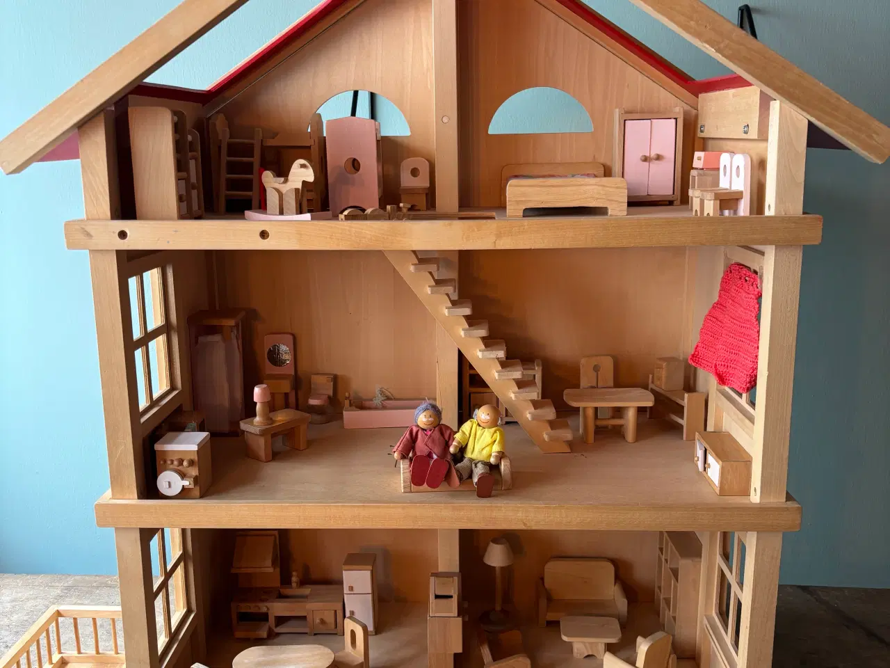 Billede 1 - Skønt stort dukkehus i træ med masser af tilbehør