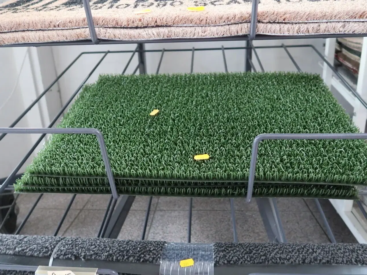 Billede 1 - Hylde med dørmåtter